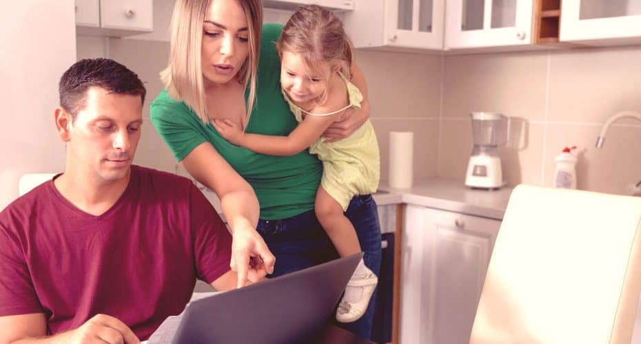 Familie am Küchentisch